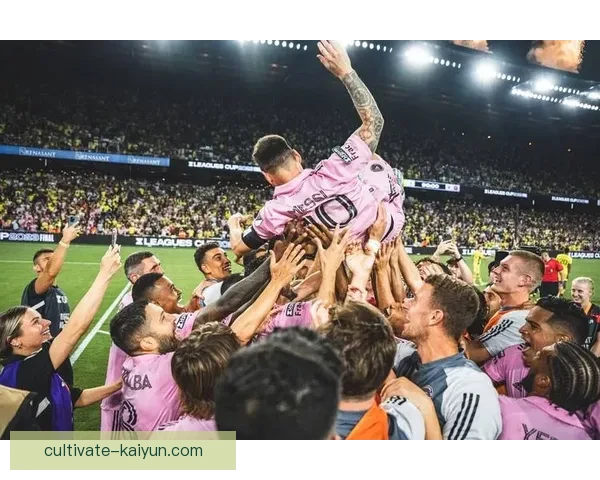 梅西加盟迈阿密国际后首次亮相 全场观众热情高涨为其助威