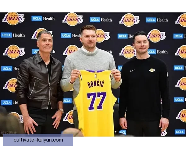 詹姆斯领衔湖人迎战勇士，东契奇带领独行侠力争季后赛席位