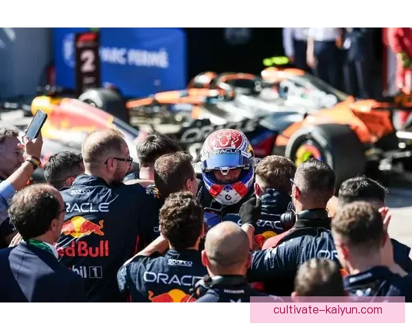 F1赛季最新动态揭秘各车队争冠形势与精彩赛事回顾