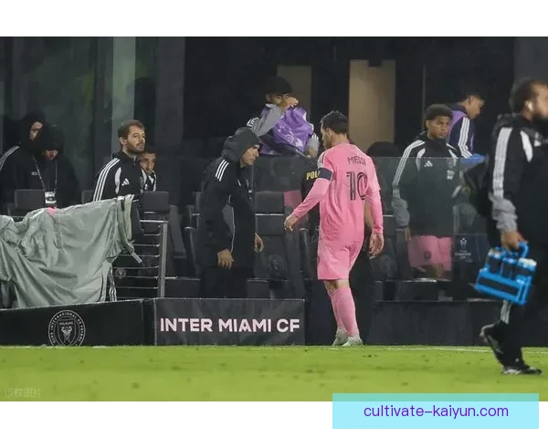 梅西与C罗分别创历史新纪录 双方争议言论引发全球热议 梅西与C罗分别创历史新纪录 双方争议言论引发全球热议