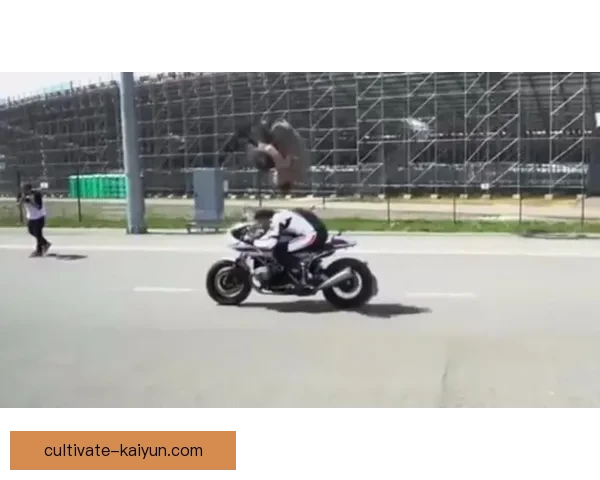 法国站惊险对决再现，摩托GP冠军争夺进入白热化阶段